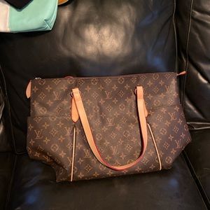 Large tote.  This is NOT LOUIS VITTON.
